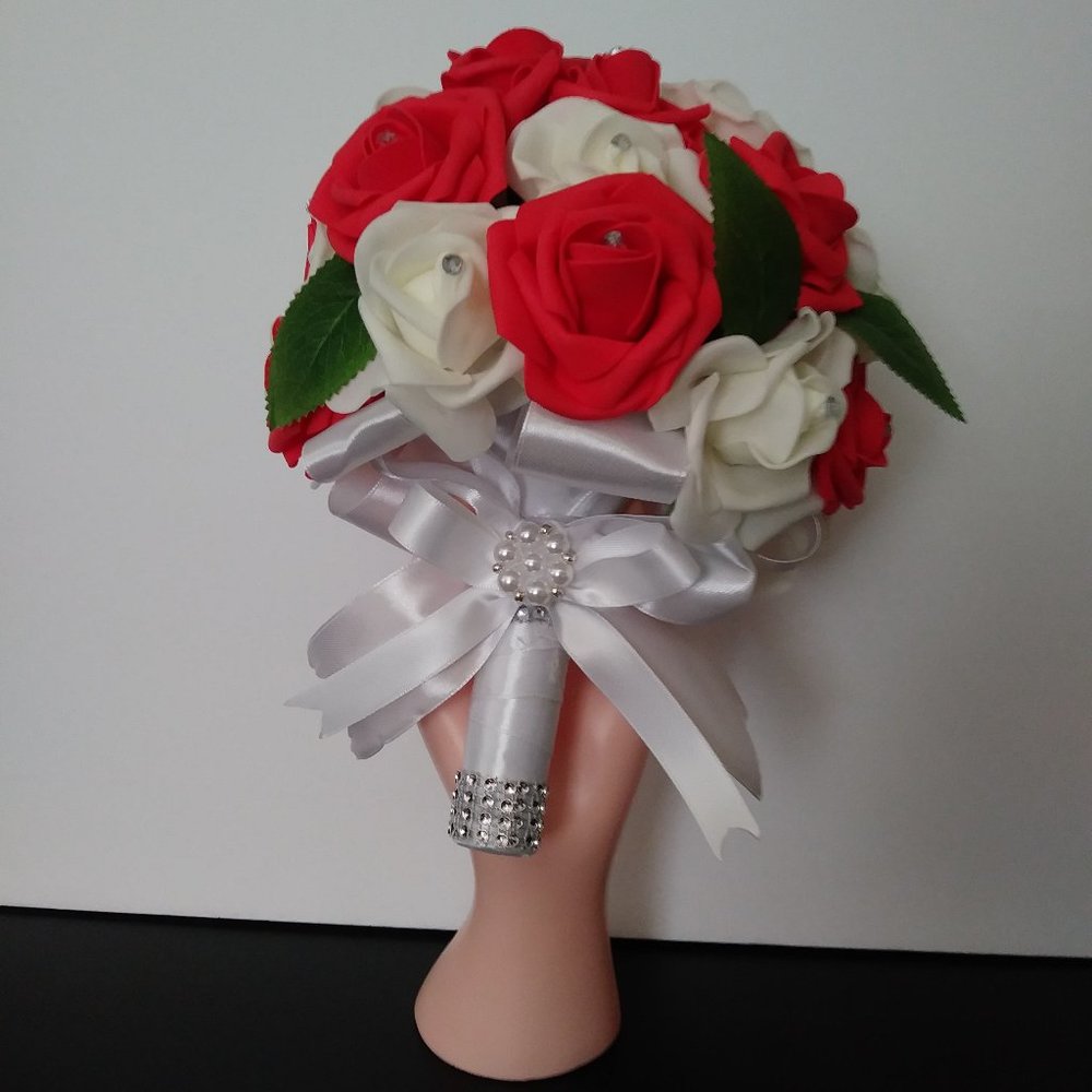Bouquet of red and white foam roses, wedding bouquet, bouquet of XV years.
